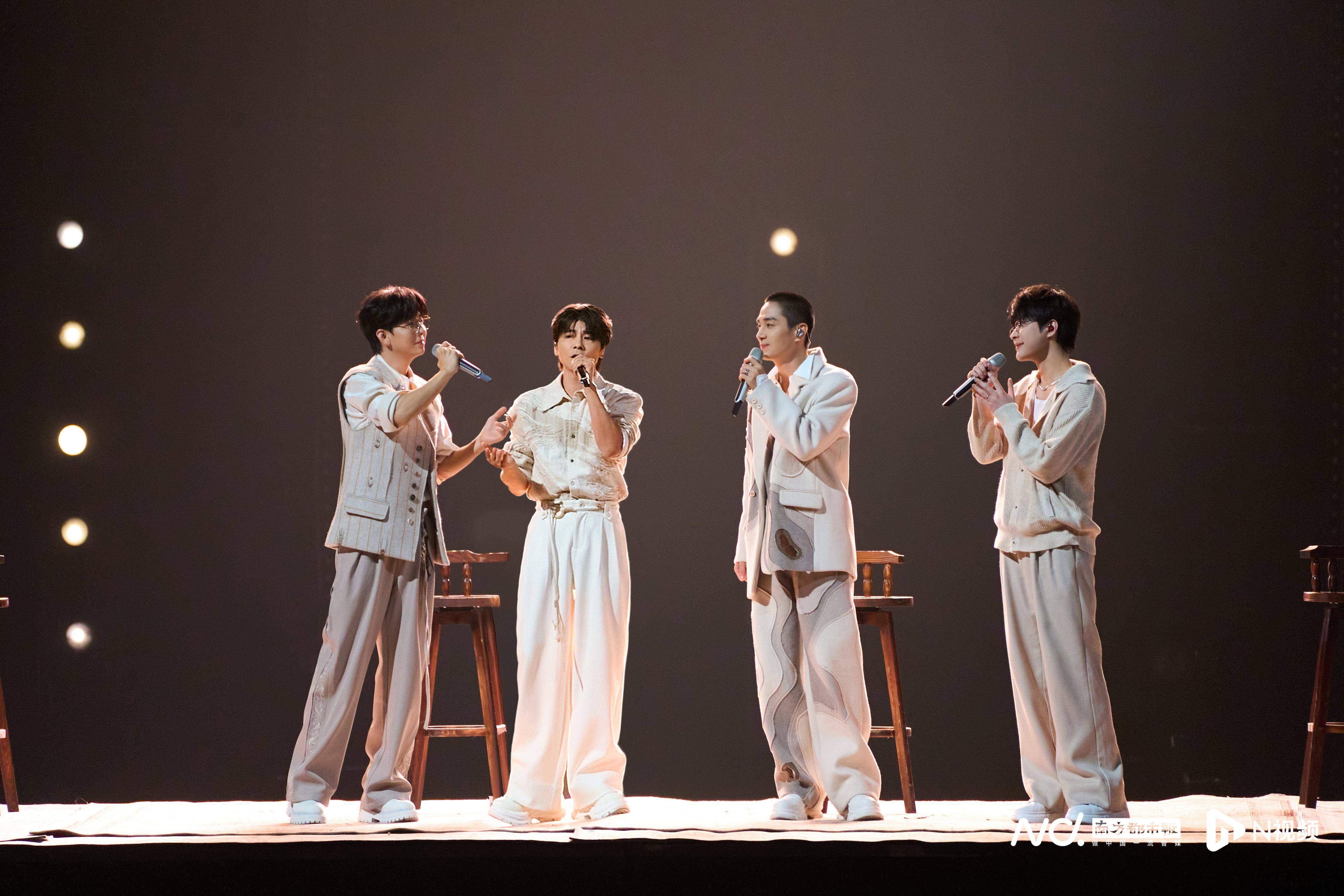 某队在大赛中披荆斩棘,最终夺得荣耀奖项